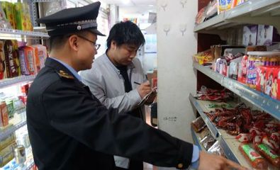 东城区专项抽检 酒类经营与校园周边“五毛零食”治理双管齐下，超220件问题产品下架